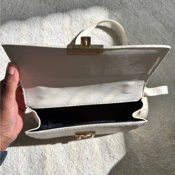 Beige Croc Shoulder Bag with gold hardware - Picture 6 of 10